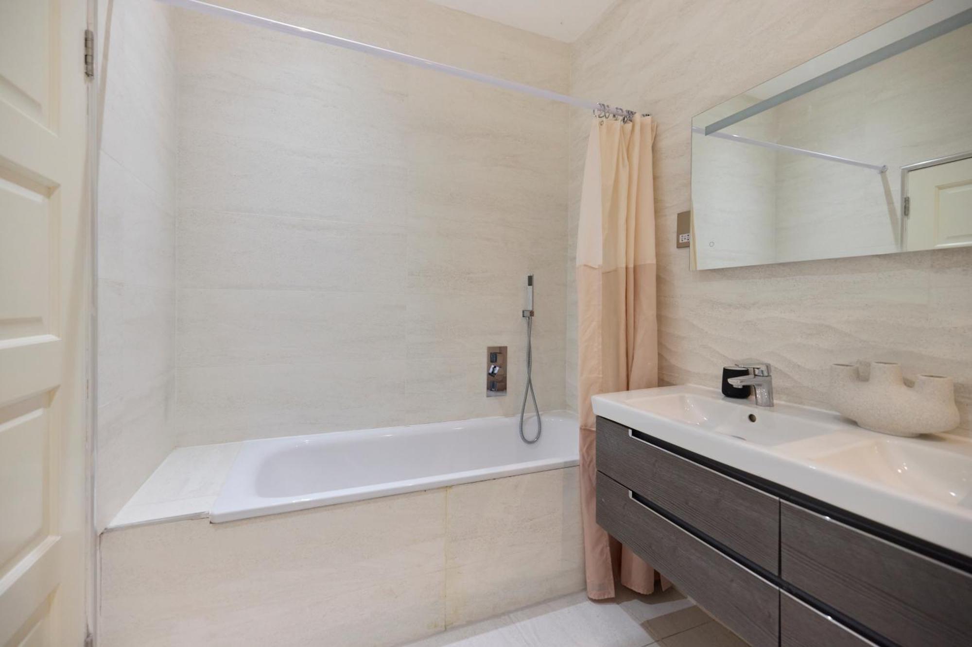 The Camden Park Place - Lovely 4bdr Flat With Garden London